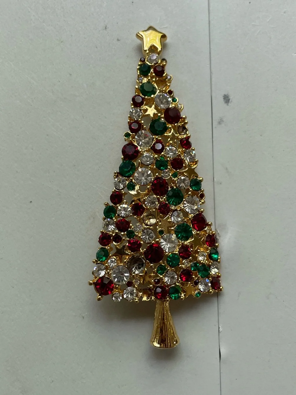Vintage Style Rhinestone Christmas Tree Brooch – Gold Tone Holiday Pin